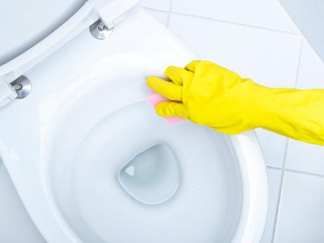 Hoe maak je het toilet schoon zonder chemicaliën?